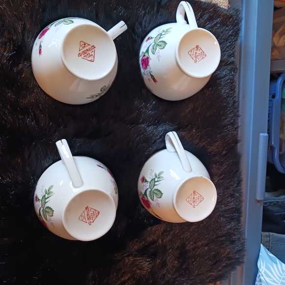 Elegant Rose Patterned Mugs - White with Pink  and Green Design - Picture 4 of 4